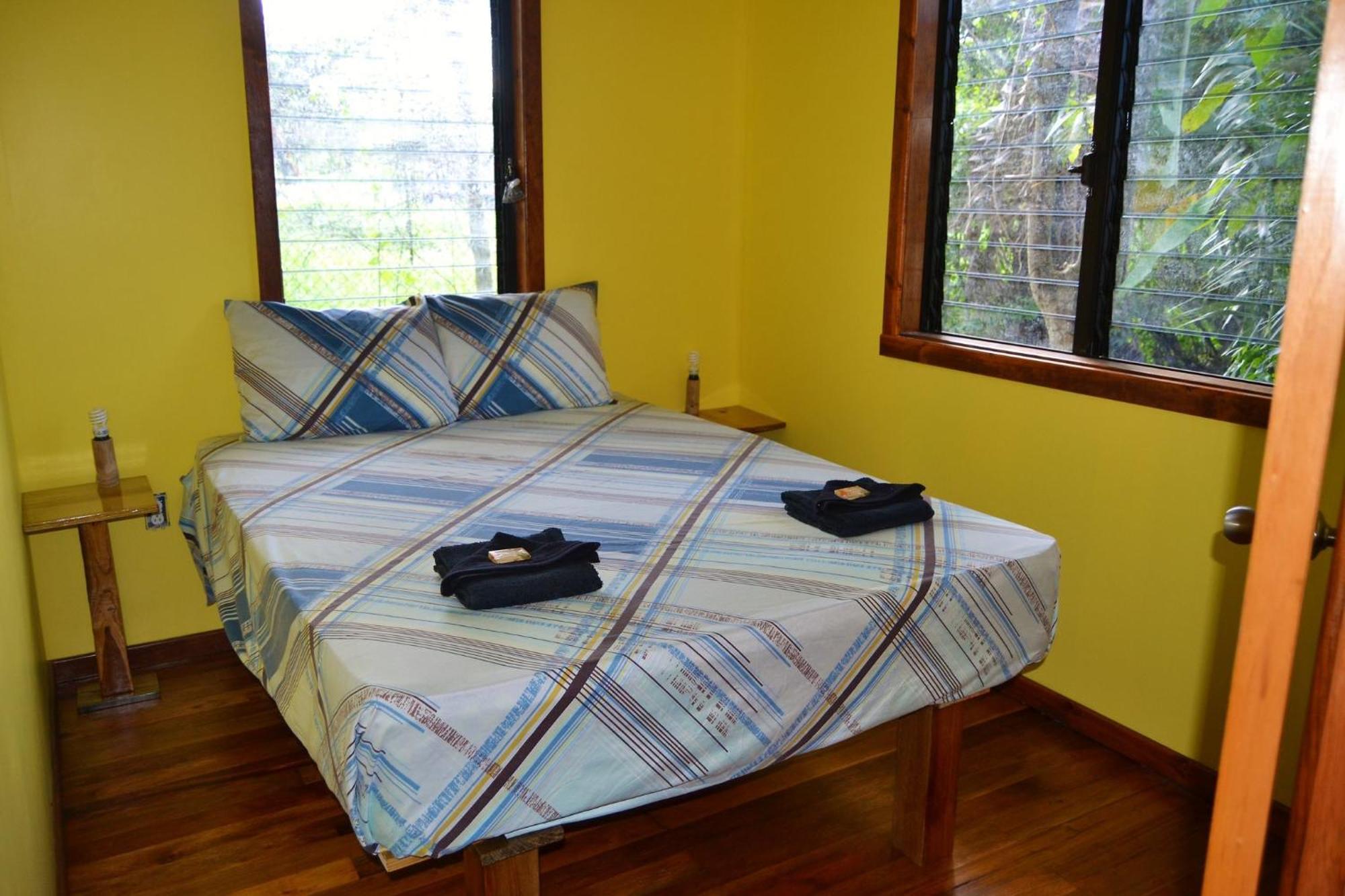 Iguana Roost Tourism Gold Standard Fully Equipped Two Bedroom Cabin ซานอิกนาซิโอ ภายนอก รูปภาพ